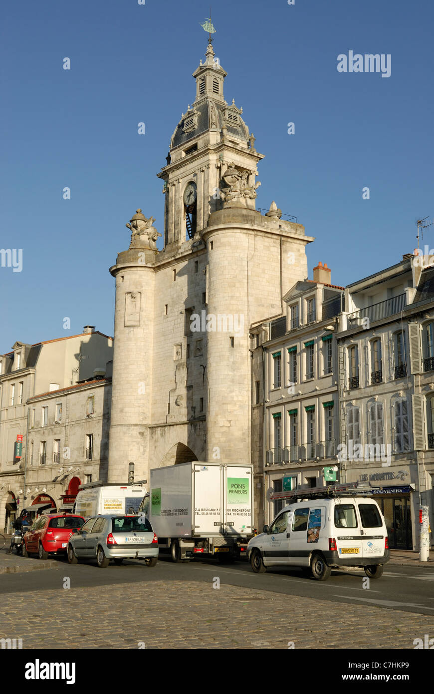 Il traffico del mattino passano la Porte de la Grosse Horloge ( Grande Orologio) di gate sul Quai Valin, la strada principale di La Rochelle, Francia. Foto Stock