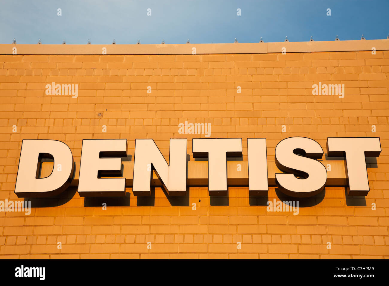 Dentista segno sul muro di mattoni Foto Stock