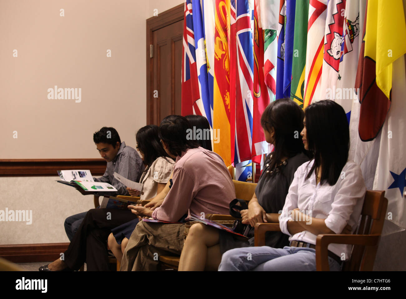 Nuovi cittadini canadesi assistere ad una cerimonia di cittadinanza di Kitchener, Ontario Foto Stock