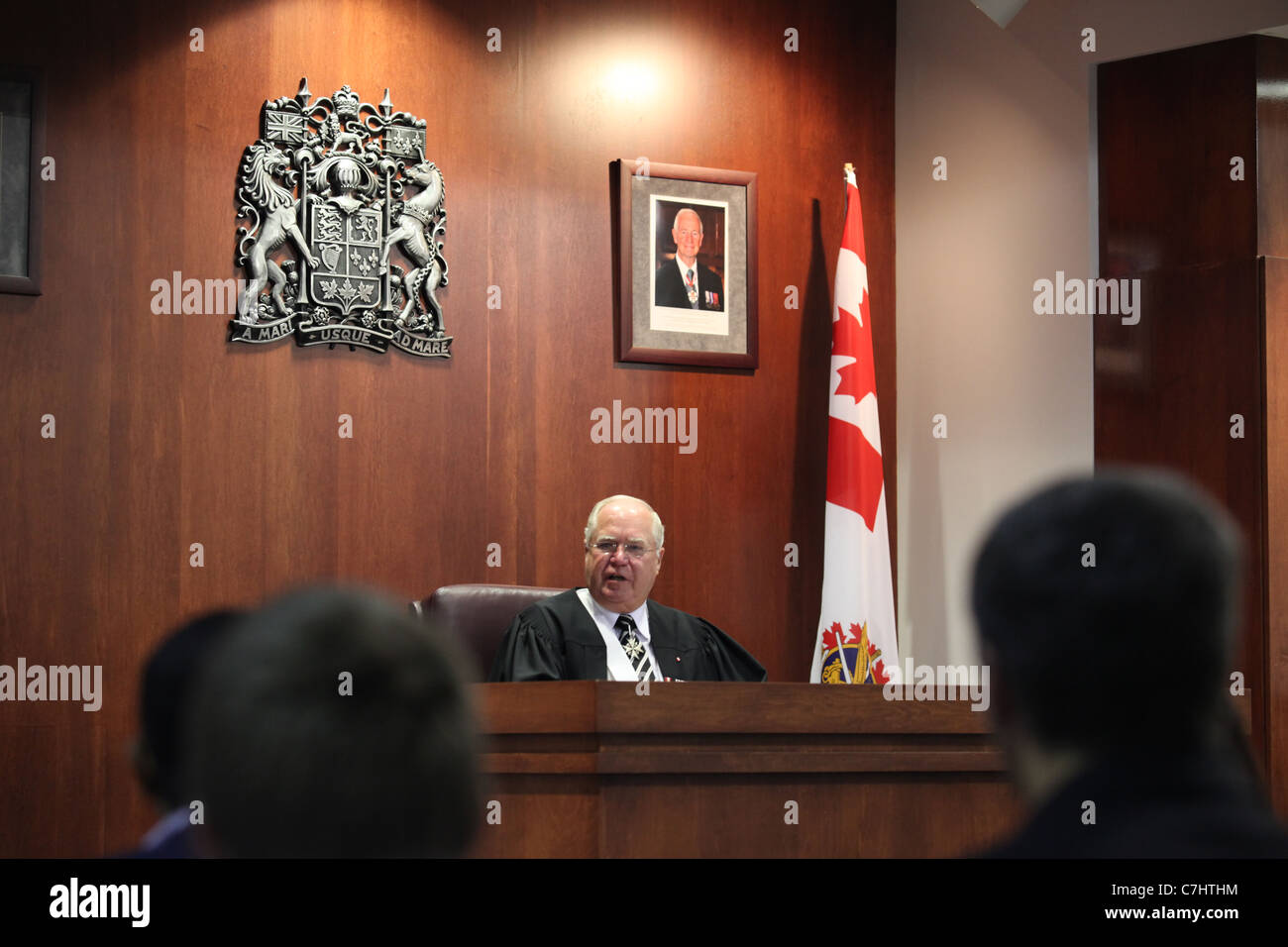Cittadinanza giudicare l'accoglienza dei nuovi cittadini canadesi in una cerimonia di cittadinanza in Ontario, Canada Foto Stock