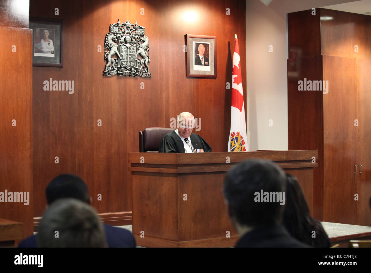 Cittadinanza giudicare l'accoglienza dei nuovi cittadini canadesi in una cerimonia di cittadinanza in Ontario, Canada Foto Stock