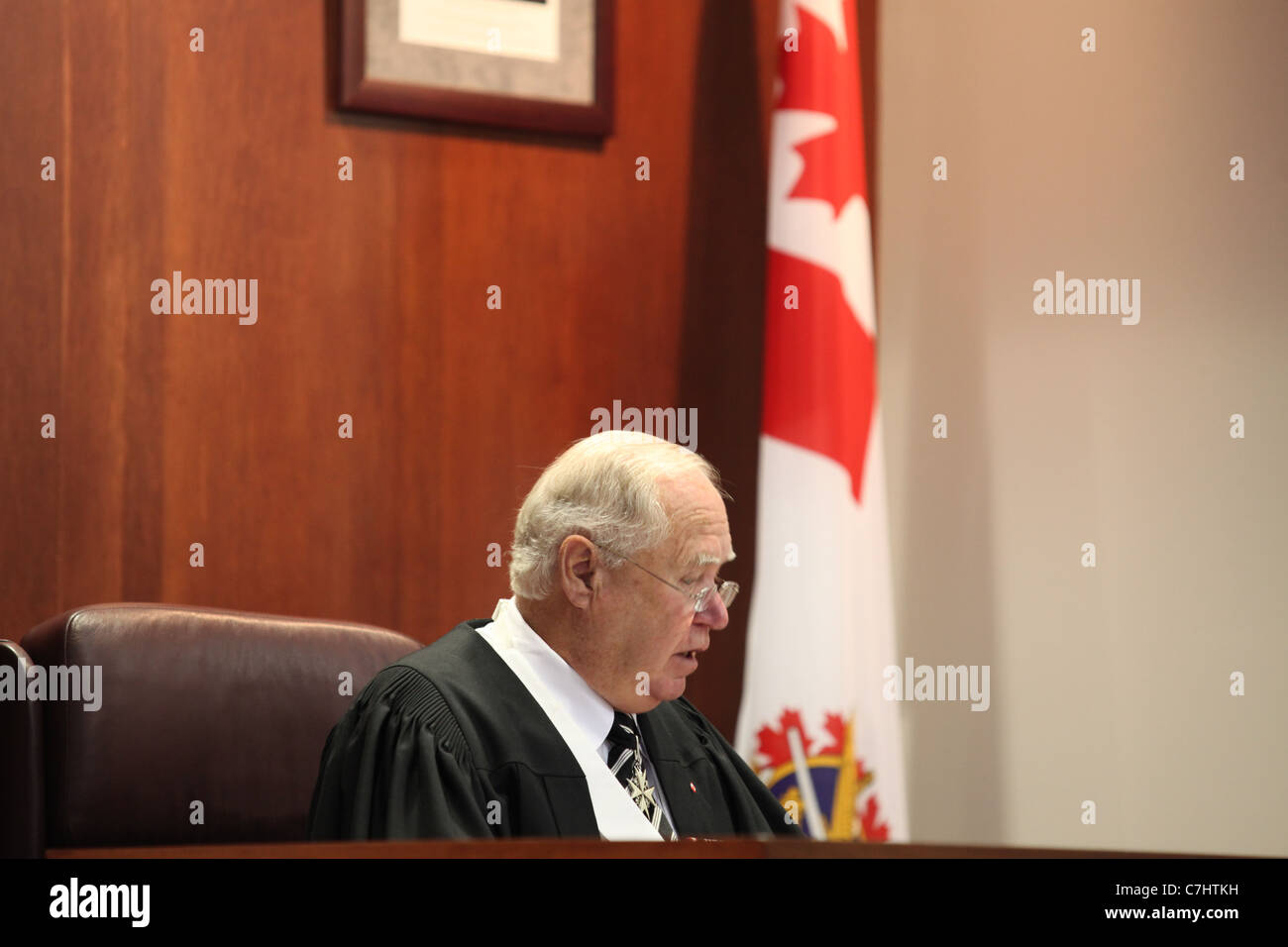 Cittadinanza giudicare l'accoglienza dei nuovi cittadini canadesi in una cerimonia di cittadinanza in Ontario, Canada Foto Stock