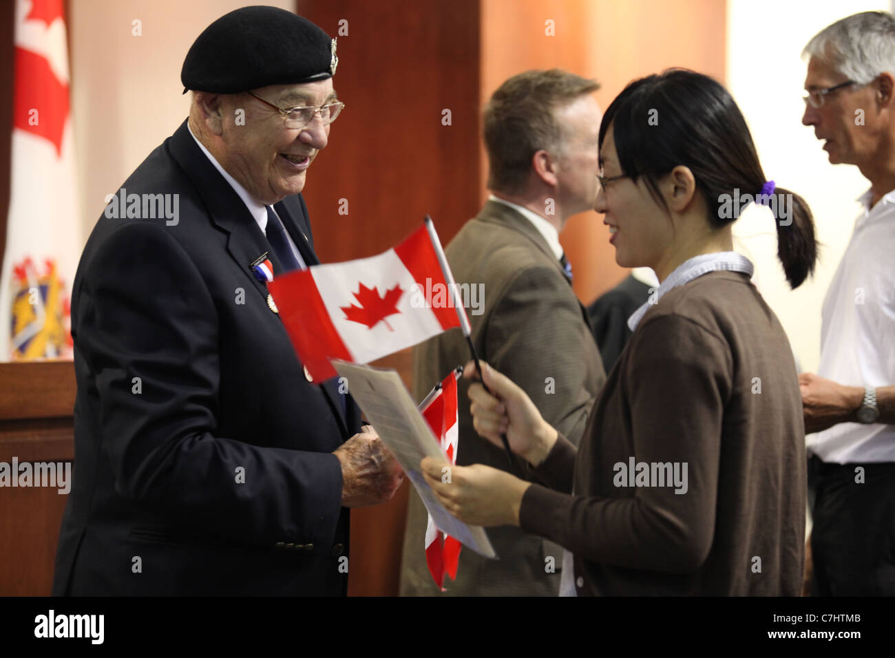 La cittadinanza di giudice e sindaco della città si stringono la mano nuovi cittadini canadesi in una cerimonia di cittadinanza di Kitchener, Ontario Foto Stock