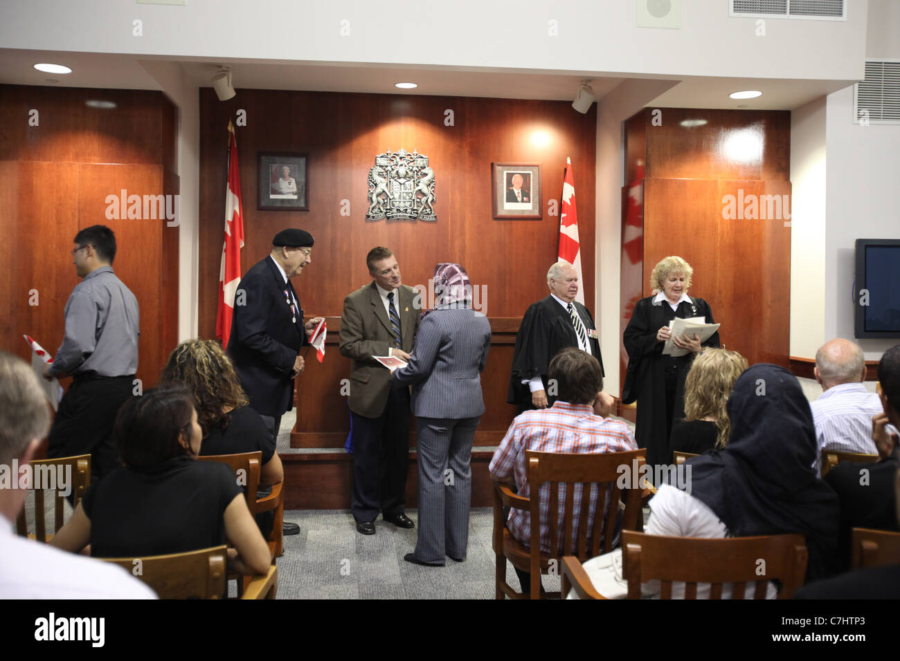 La cittadinanza di giudice e sindaco della città nuova accogliente cittadina canadese in una cerimonia di cittadinanza di Kitchener, Ontario Foto Stock