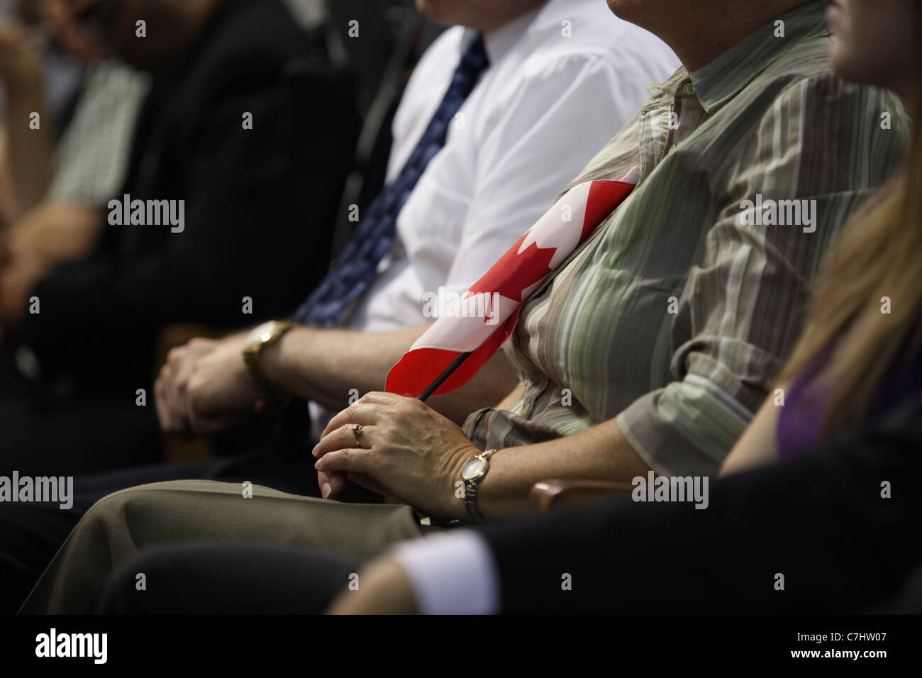 Nuovi cittadini canadesi assistere ad una cerimonia di cittadinanza di Kitchener, Ontario Foto Stock
