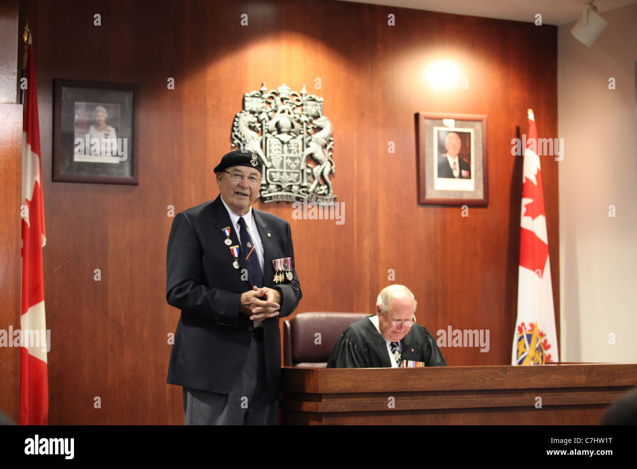 Cittadinanza giudicare l'accoglienza dei nuovi immigrati ad una cittadinanza canadese cerimonia in Kitchener, Ontario Foto Stock