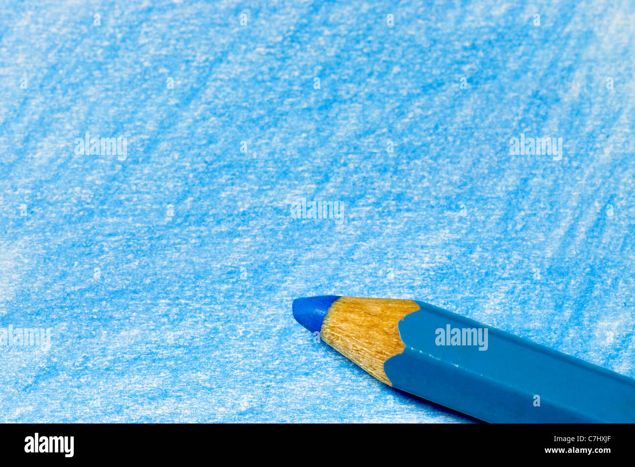 Colore blu matita con la colorazione su un pezzo di carta Foto Stock