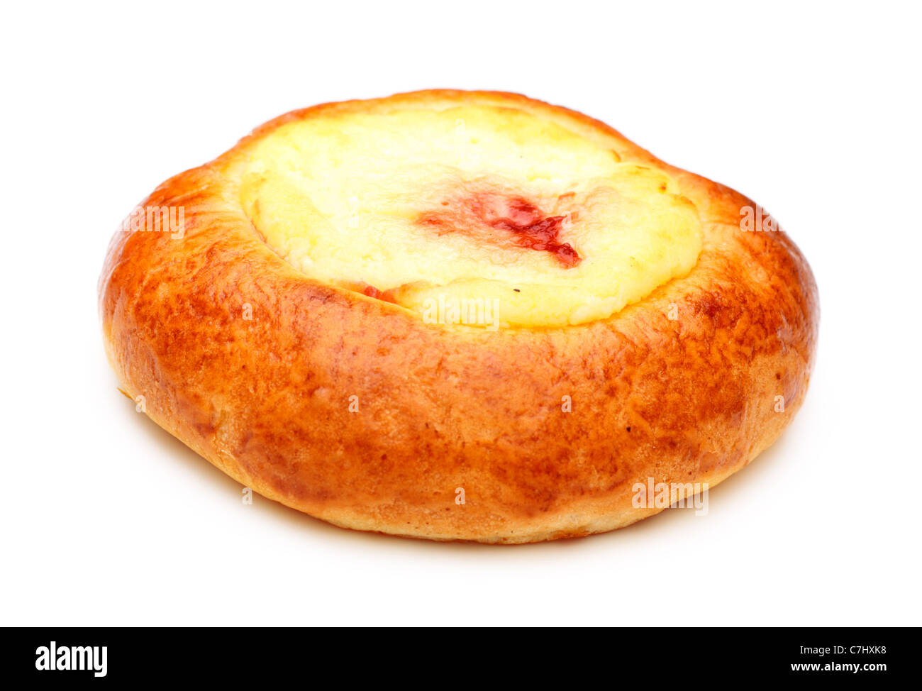 Torta con la cagliata e marmellata isolato su bianco Foto Stock