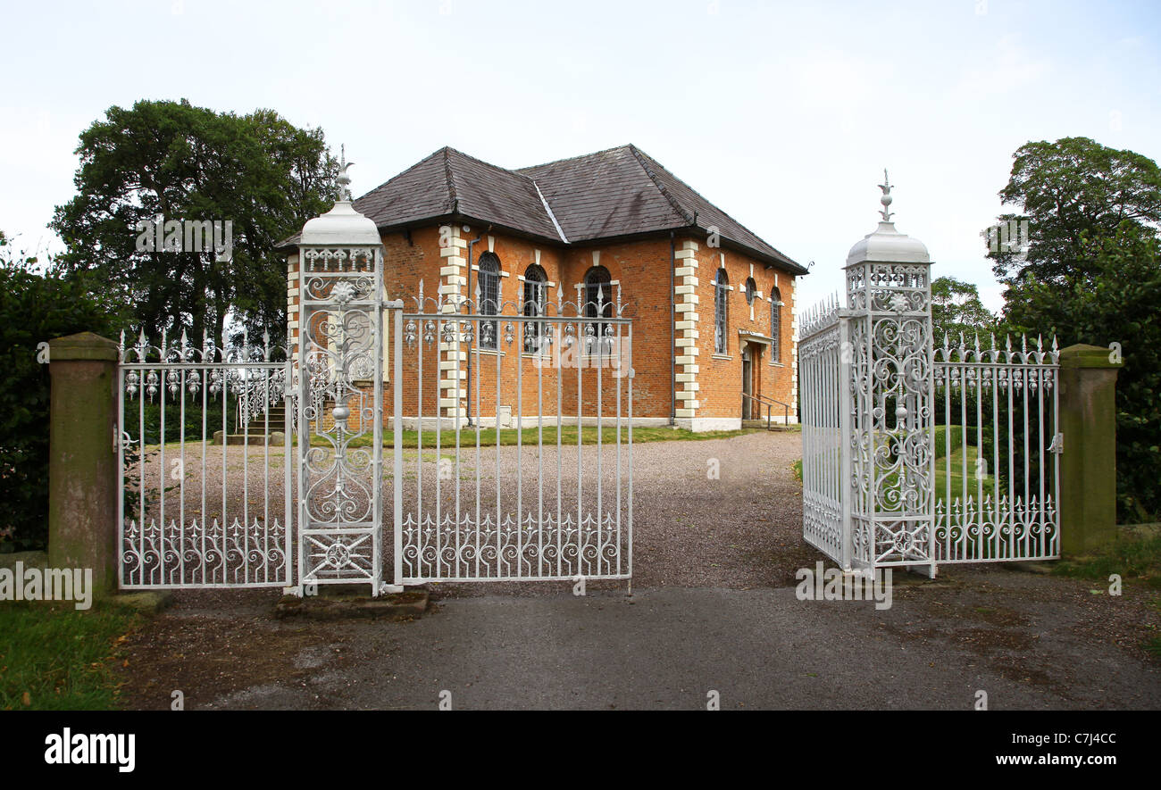 St Nicholas' cappella, una cappella privata e i cancelli in ferro battuto a motivi di Cholmondeley Castle Cheshire, Inghilterra, Regno Unito Foto Stock