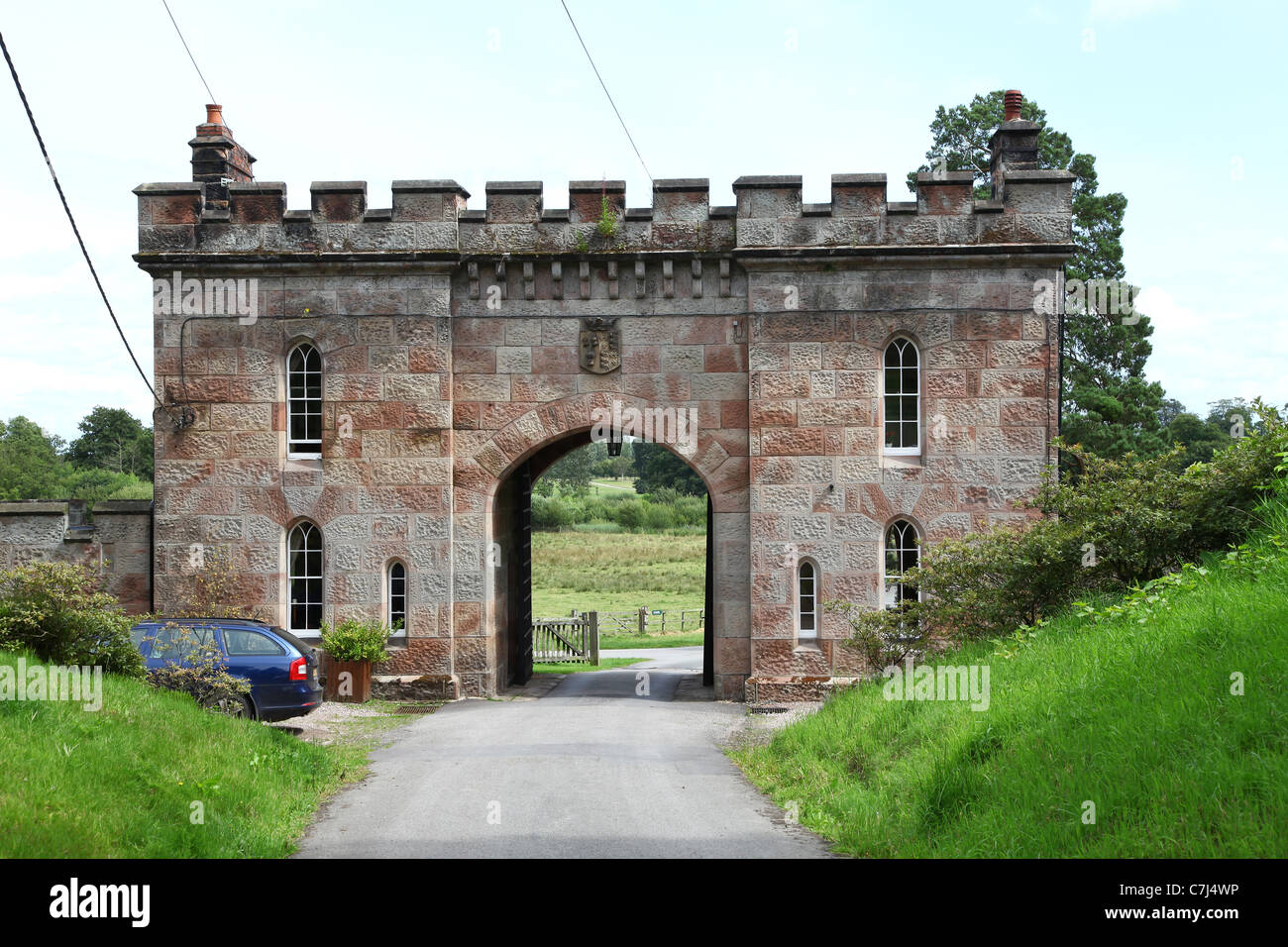 Somerset Lodge cancello sud casa o gatehouse a Cholmondeley Castle Cheshire, Inghilterra, Regno Unito Foto Stock