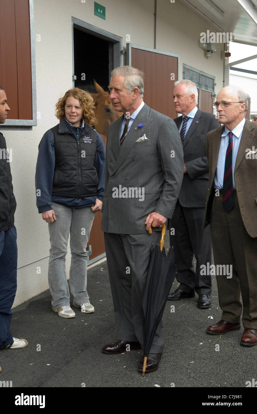 Il principe Charles visita a Ffos Las horse racing corso a nord della città di Llanelli in Gwendraeth Valley in Carmarthenshire. Foto Stock