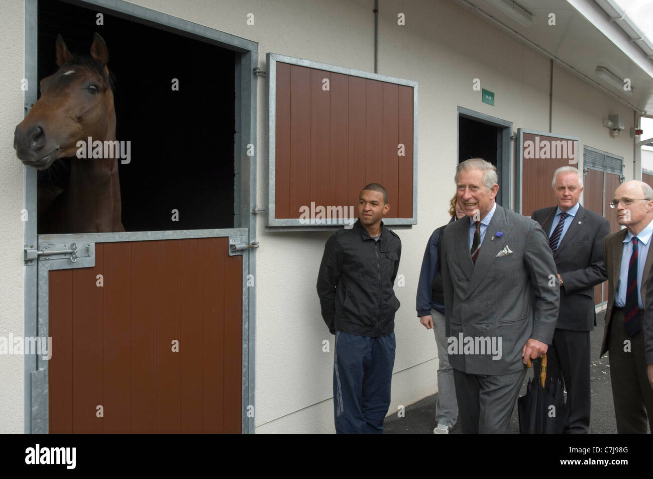 Il principe Charles visita a Ffos Las horse racing corso a nord della città di Llanelli in Gwendraeth Valley in Carmarthenshire. Foto Stock
