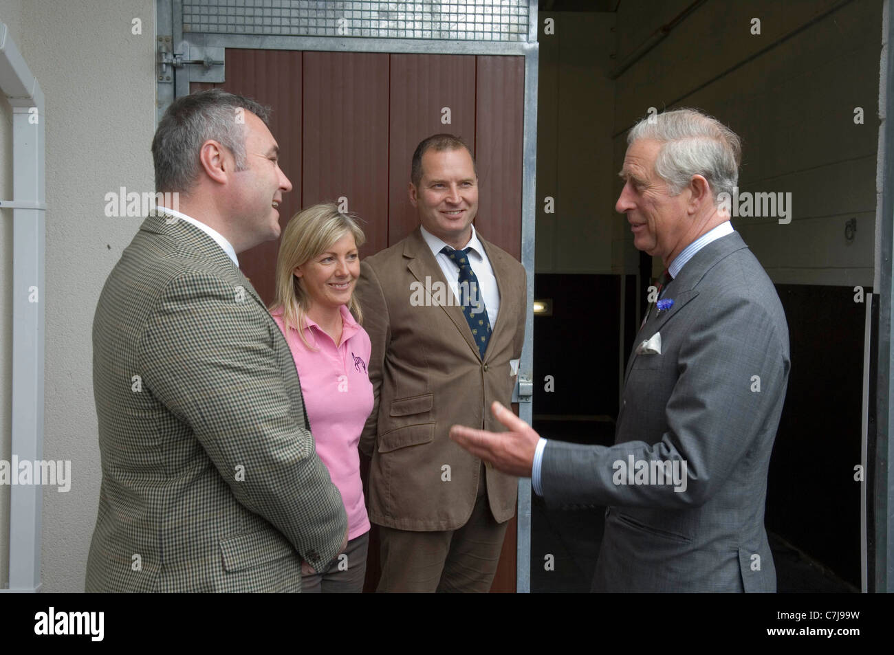 Il principe Charles visita a Ffos Las horse racing corso a nord della città di Llanelli in Gwendraeth Valley in Carmarthenshire. Foto Stock