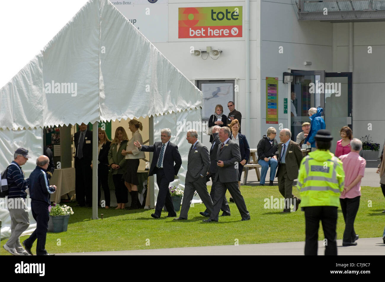 Il principe Charles visita a Ffos Las horse racing corso a nord della città di Llanelli in Gwendraeth Valley in Carmarthenshire. Foto Stock