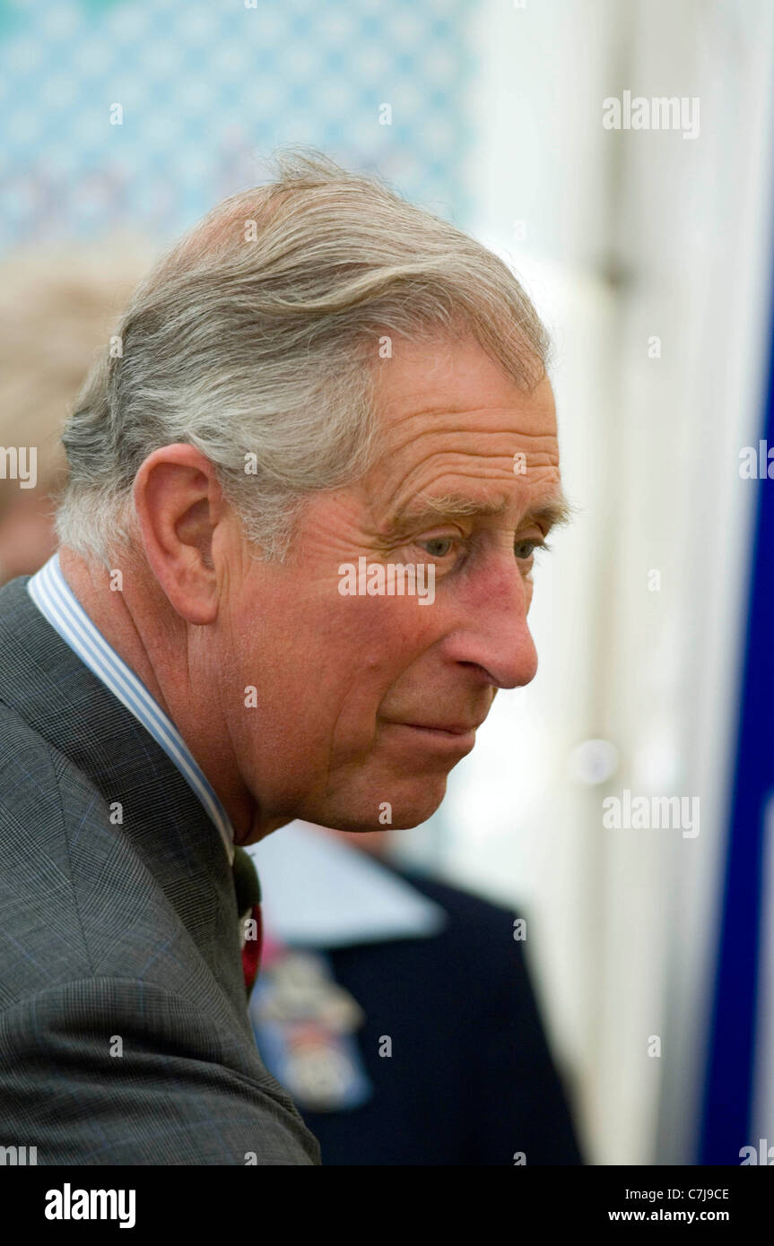 Il principe Charles visita a Ffos Las horse racing corso a nord della città di Llanelli in Gwendraeth Valley in Carmarthenshire. Foto Stock