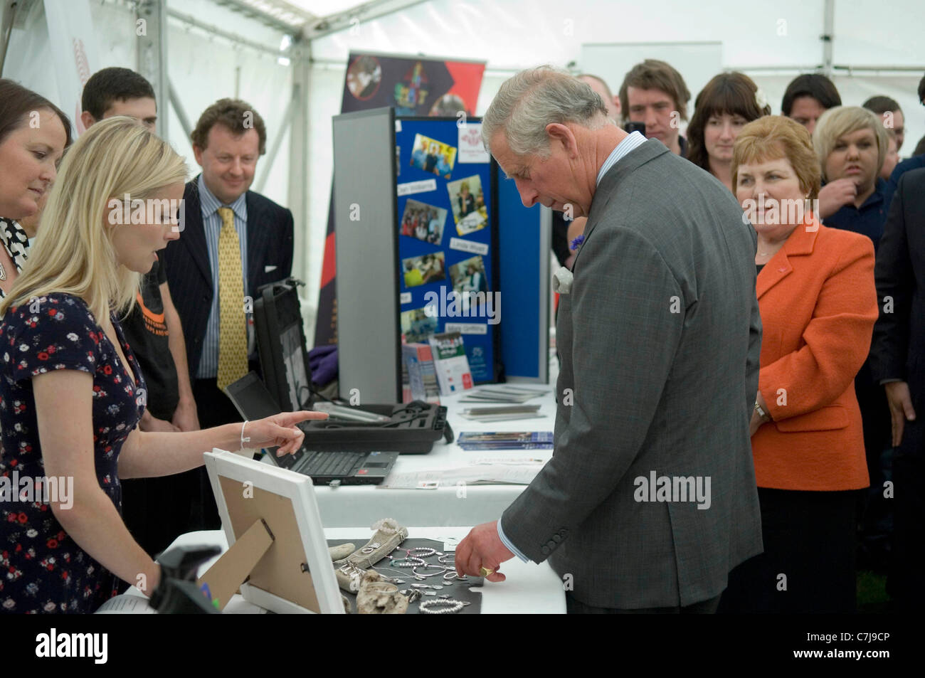 Il principe Charles visita a Ffos Las horse racing corso a nord della città di Llanelli in Gwendraeth Valley in Carmarthenshire. Foto Stock