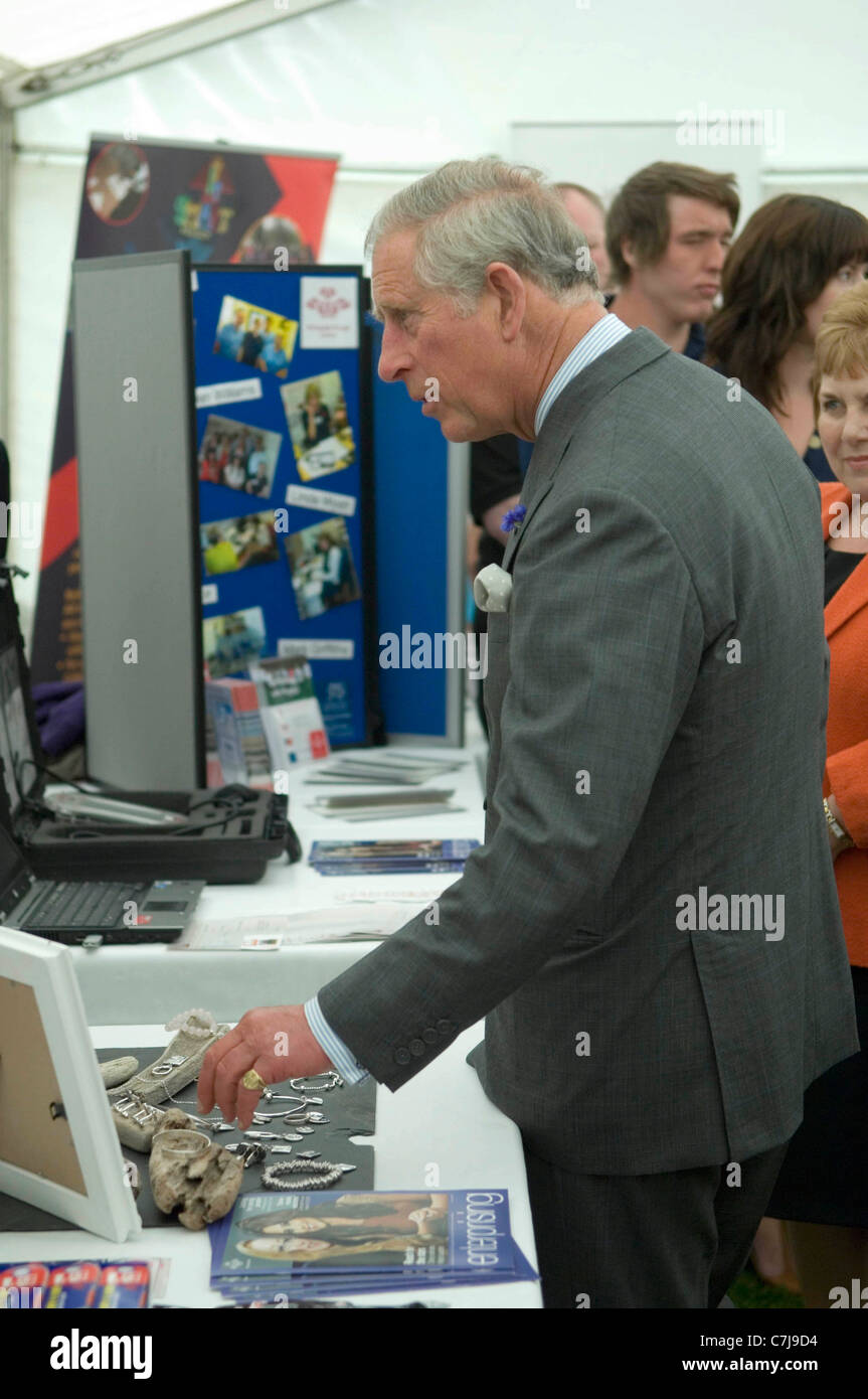 Il principe Charles visita a Ffos Las horse racing corso a nord della città di Llanelli in Gwendraeth Valley in Carmarthenshire. Foto Stock