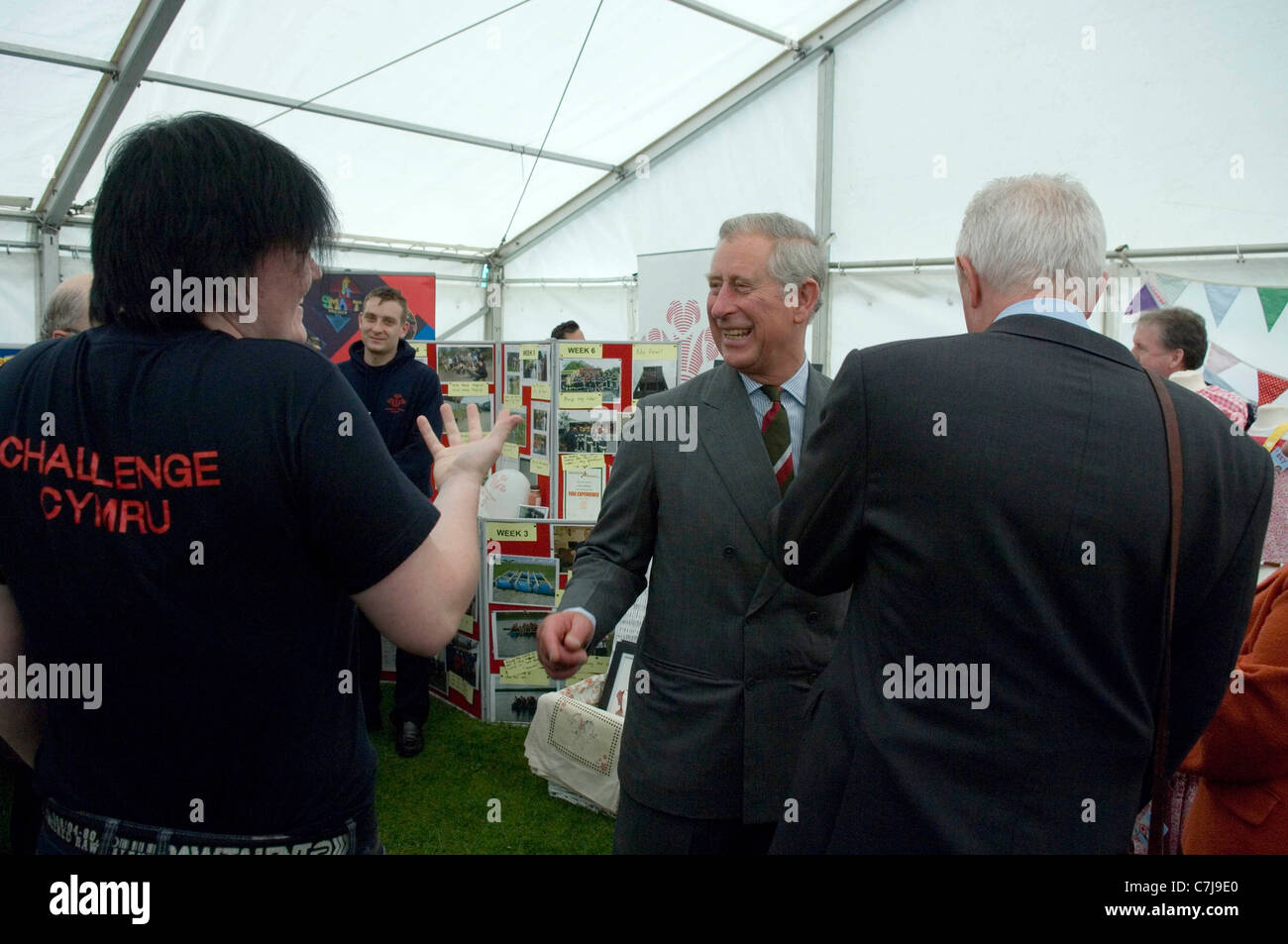 Il principe Charles visita a Ffos Las horse racing corso a nord della città di Llanelli in Gwendraeth Valley in Carmarthenshire. Foto Stock