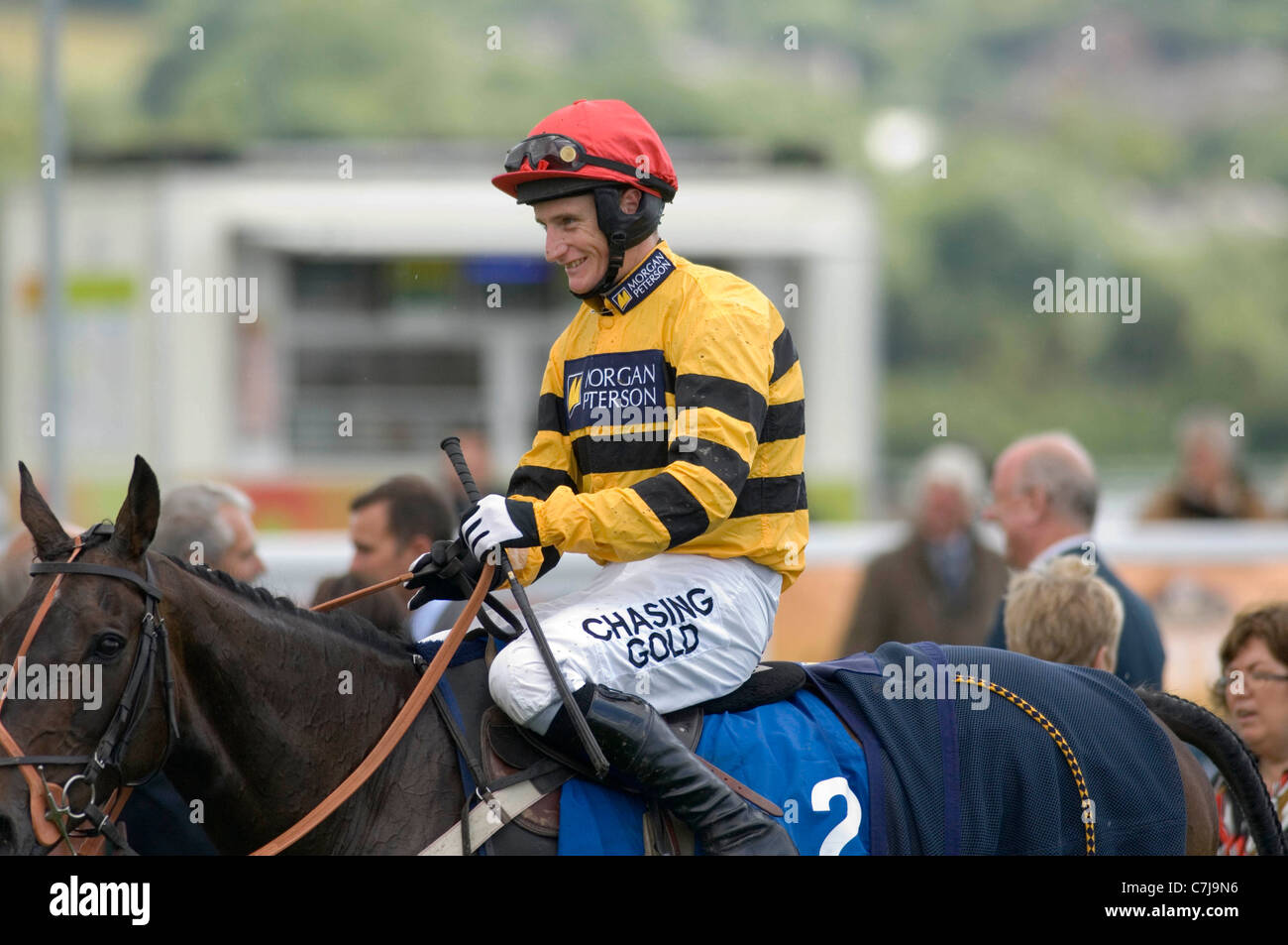 Il principe Charles visita a Ffos Las horse racing corso a nord della città di Llanelli in Gwendraeth Valley in Carmarthenshire. Foto Stock
