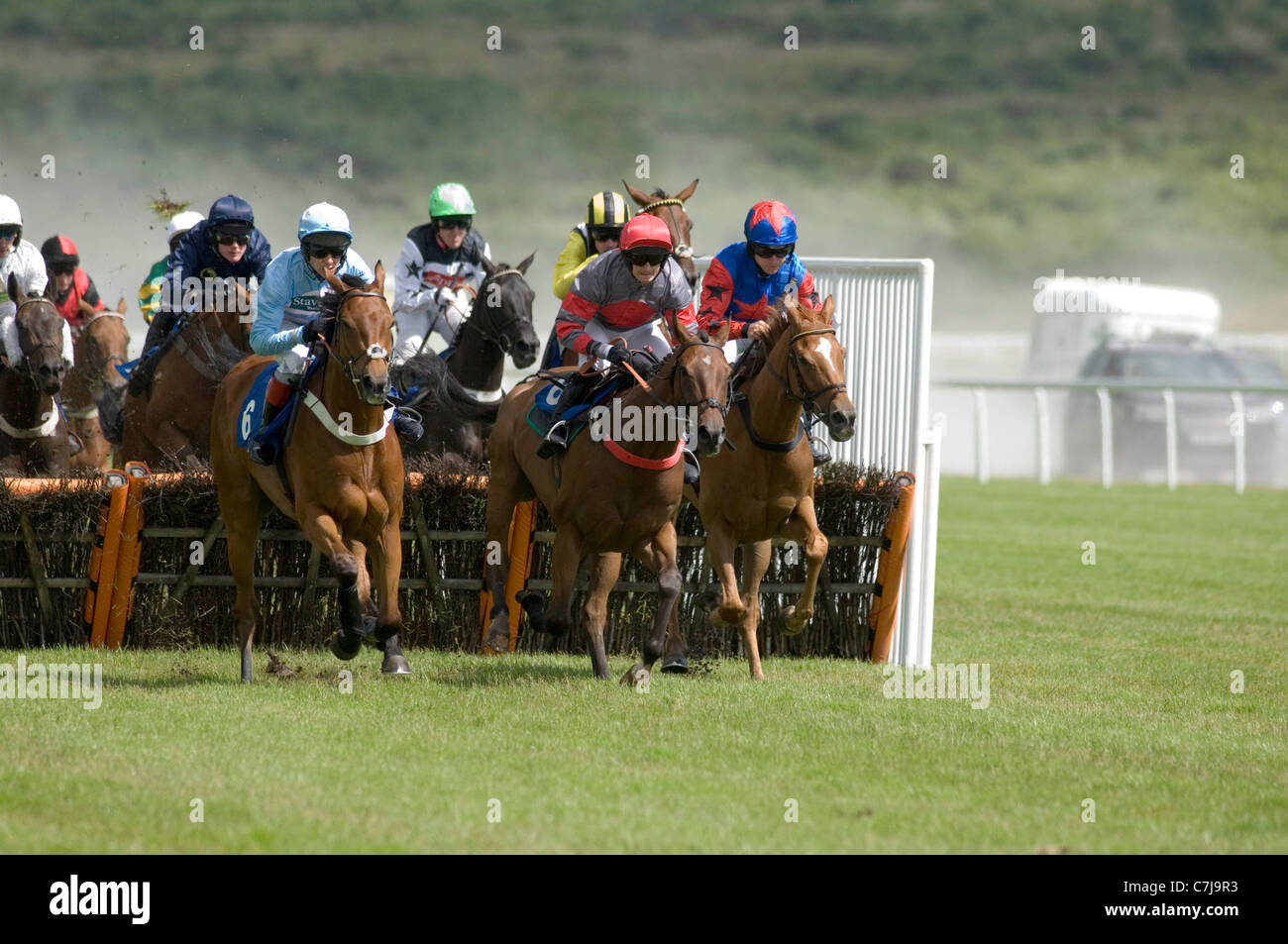 Il principe Charles visita a Ffos Las horse racing corso a nord della città di Llanelli in Gwendraeth Valley in Carmarthenshire. Foto Stock