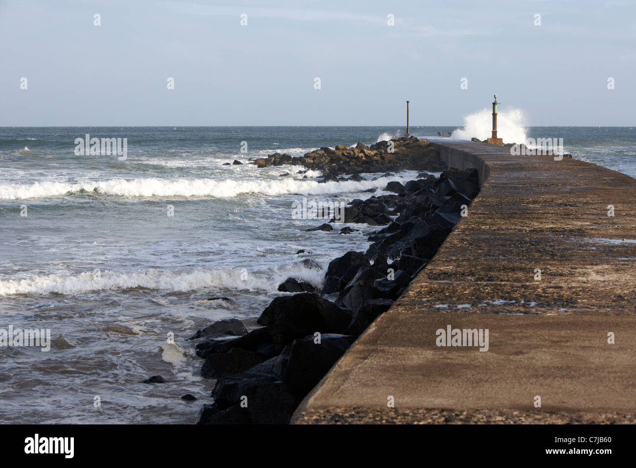 Atlantico del nord di onde che si infrangono sulla castlerock barmouth county derry Londonderry Irlanda del Nord Foto Stock