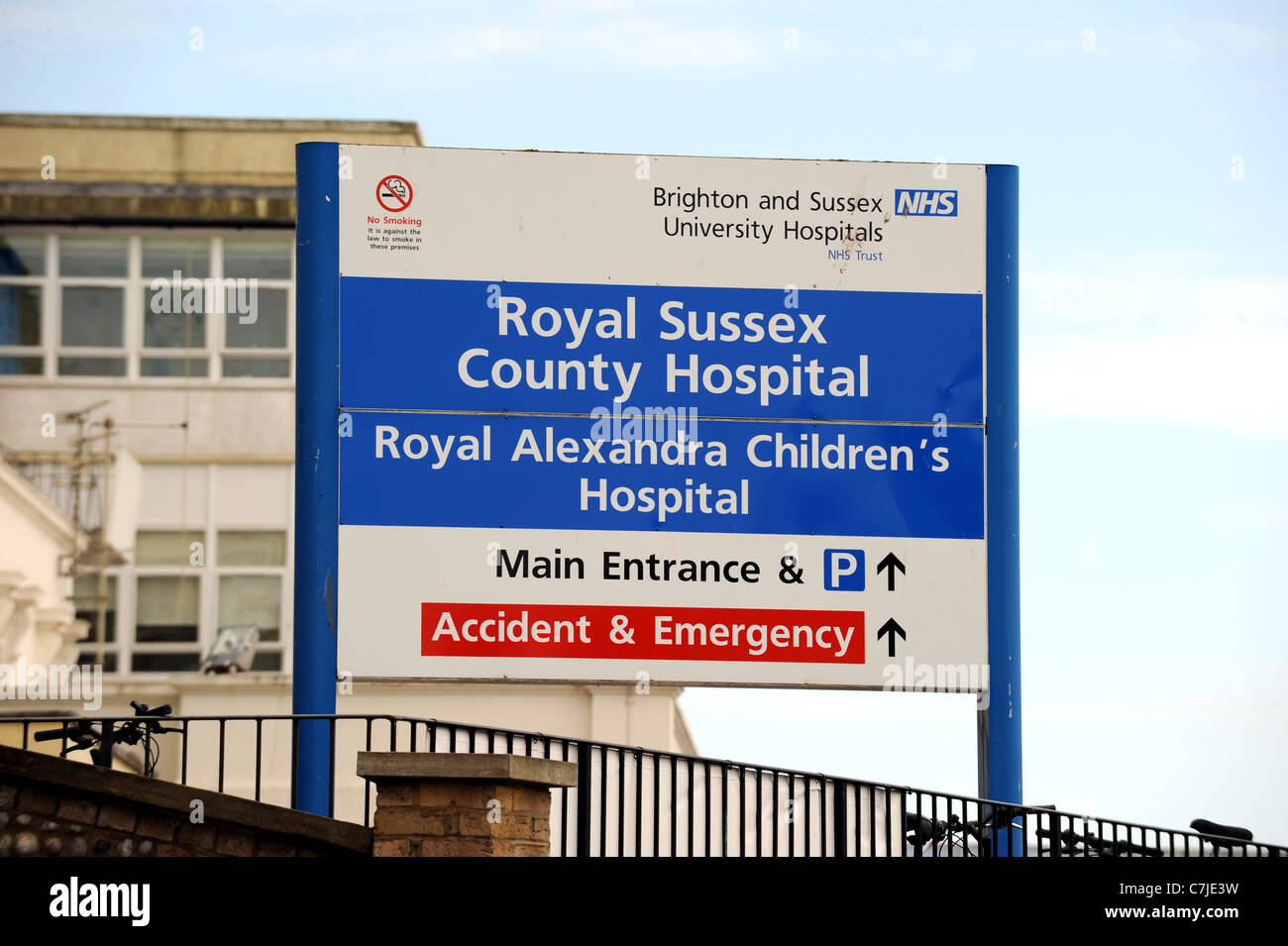 Il Royal Sussex County Hospital o RSCH e Royal Alexandra ospedale per bambini ingresso anteriore segno BRIGHTON REGNO UNITO Foto Stock