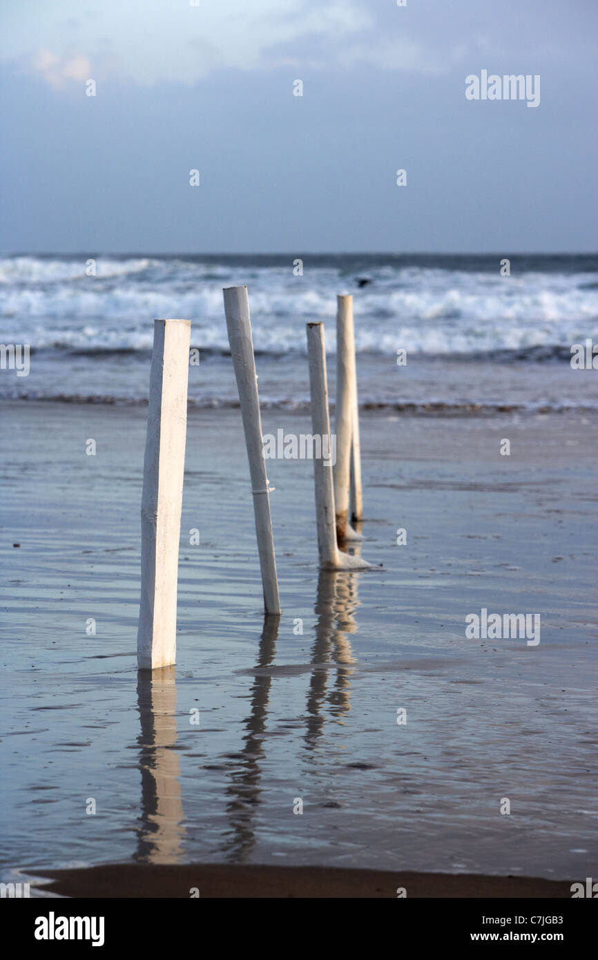 Fila di dipinti di bianco marcatori beach county derry Londonderry Irlanda del Nord Regno Unito Foto Stock