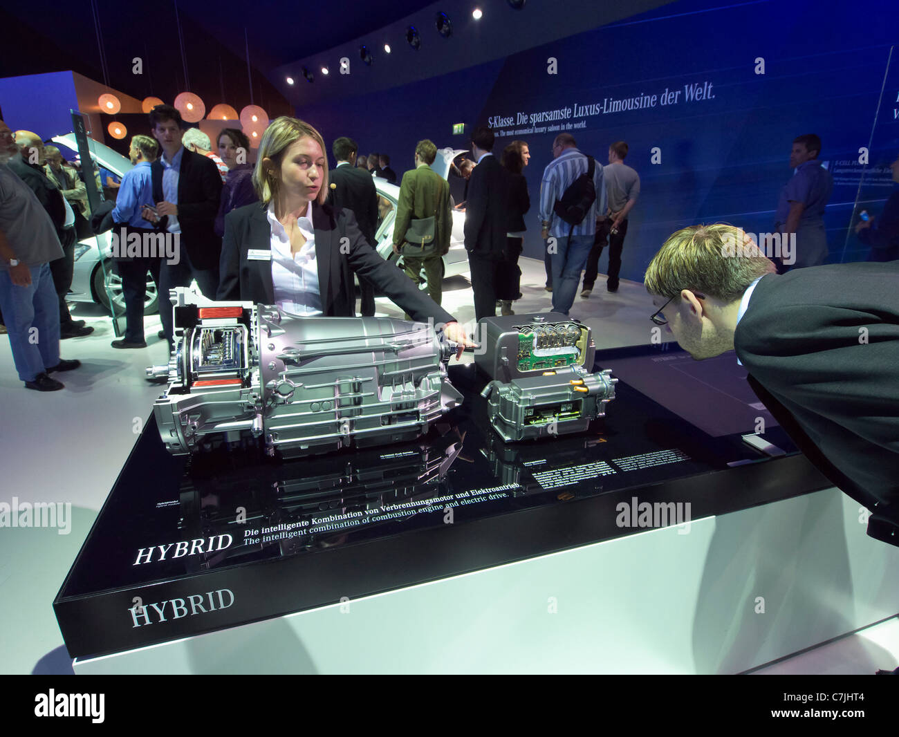 Visitatore esamina ibrido elettrico sistema di motore a Mercedes Benz stand al Salone di Francoforte o IAA 2011 Germania Foto Stock