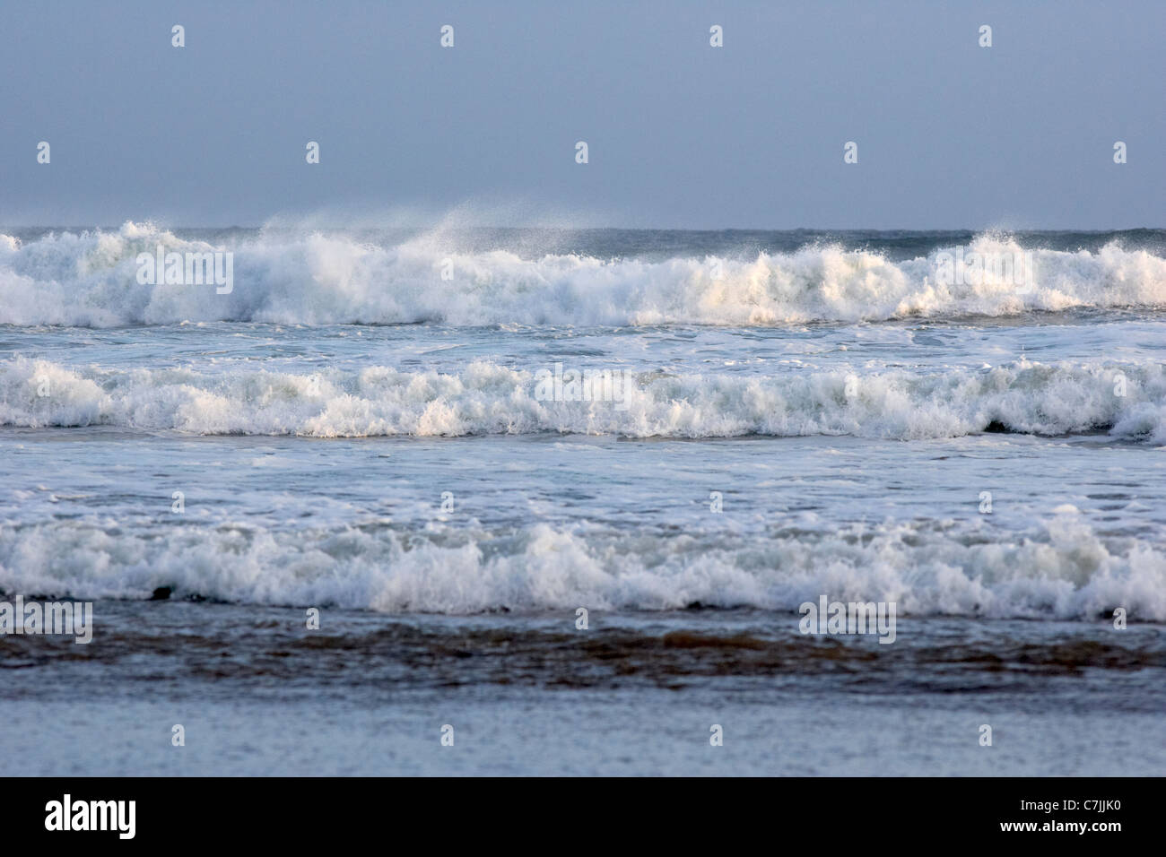 Atlantico del nord di onde che si infrangono sulla benone strand beach county derry Londonderry Irlanda del Nord Regno Unito Foto Stock