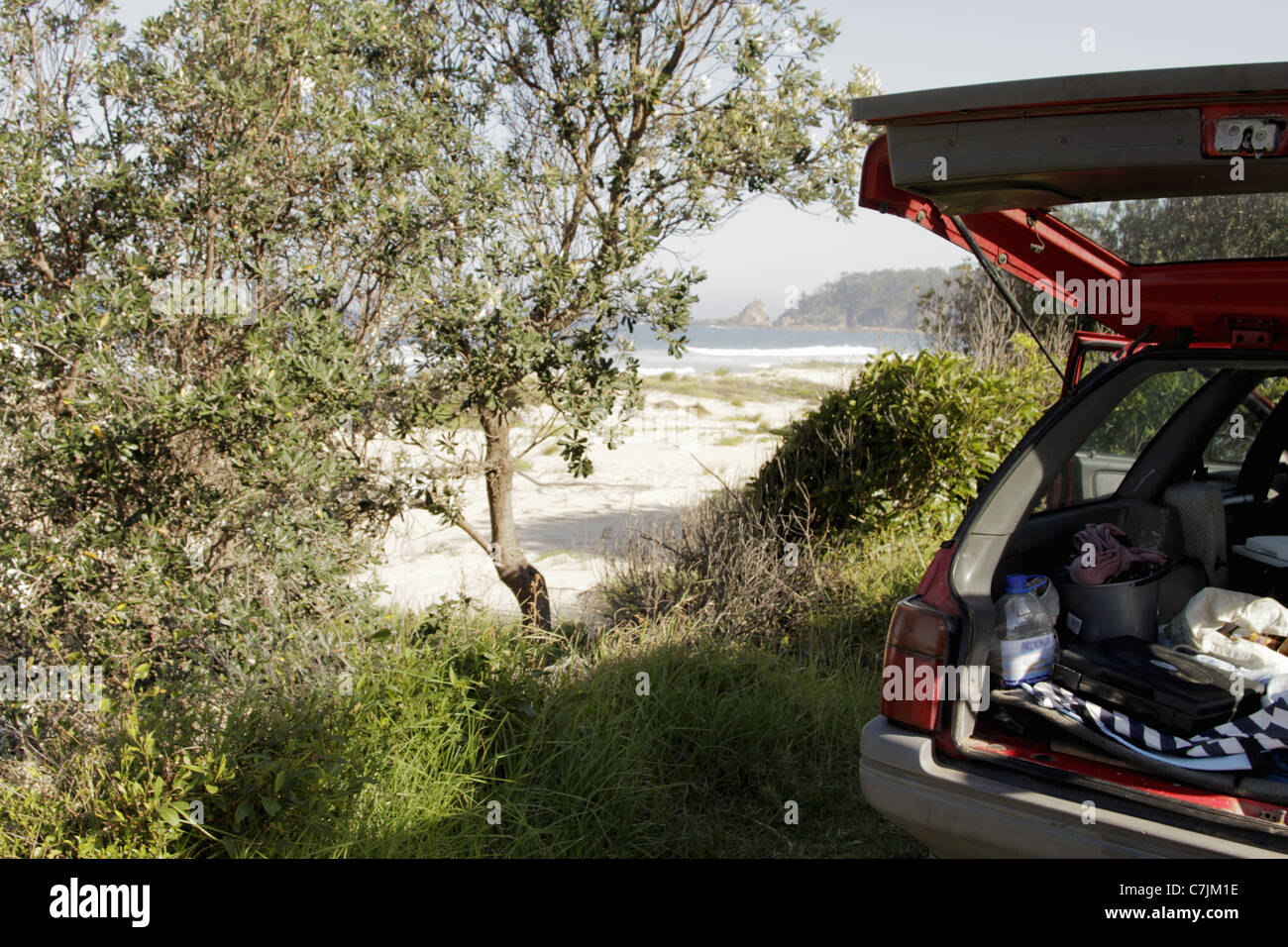 Aprire il baule auto parcheggiata vicino alla spiaggia Foto Stock