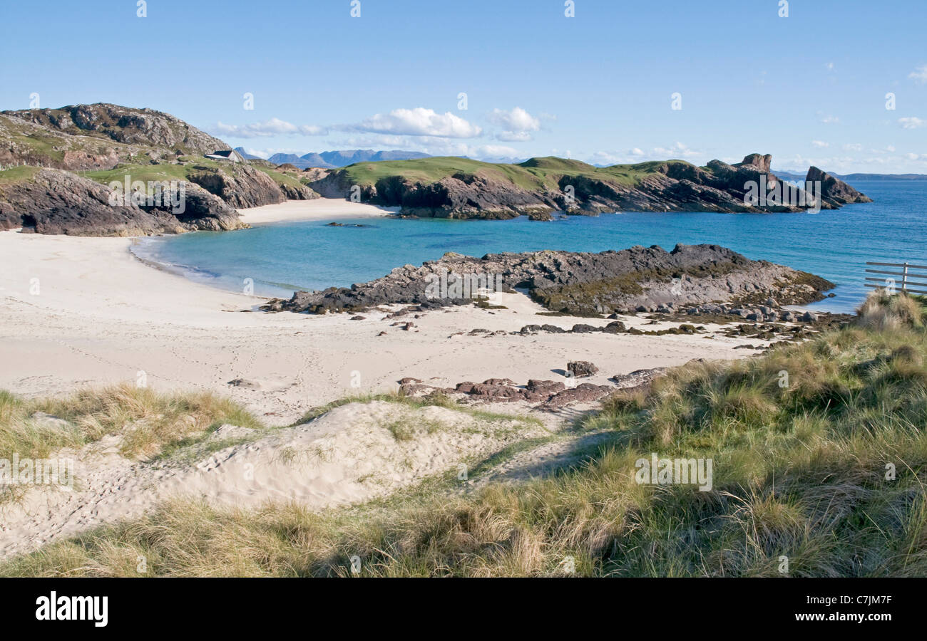 Attraente spiaggia sabbiosa a Clachtoll sulla Scozia costa nordoccidentale Foto Stock