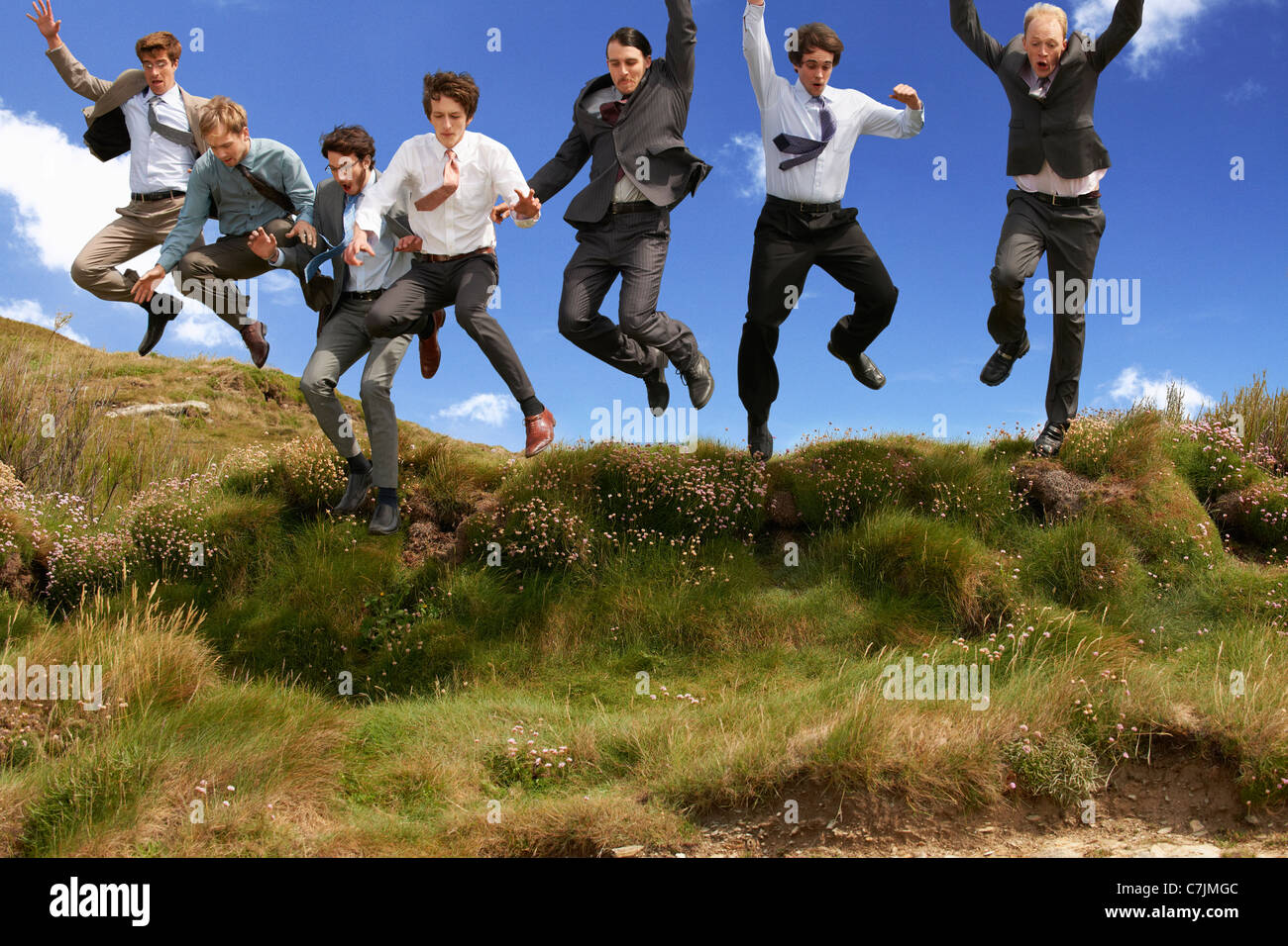 Imprenditori salti di gioia all'aperto Foto Stock