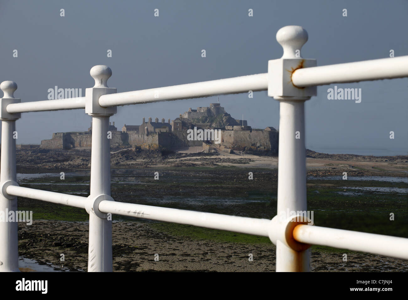 Ringhiere in bianco & Castello di Elizabeth ST. HELIER JERSEY 20 Aprile 2011 Foto Stock