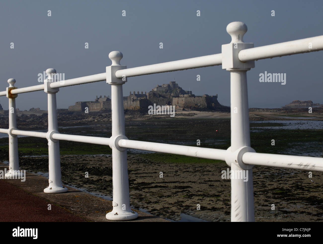 Ringhiere in bianco & Castello di Elizabeth ST. HELIER JERSEY 20 Aprile 2011 Foto Stock