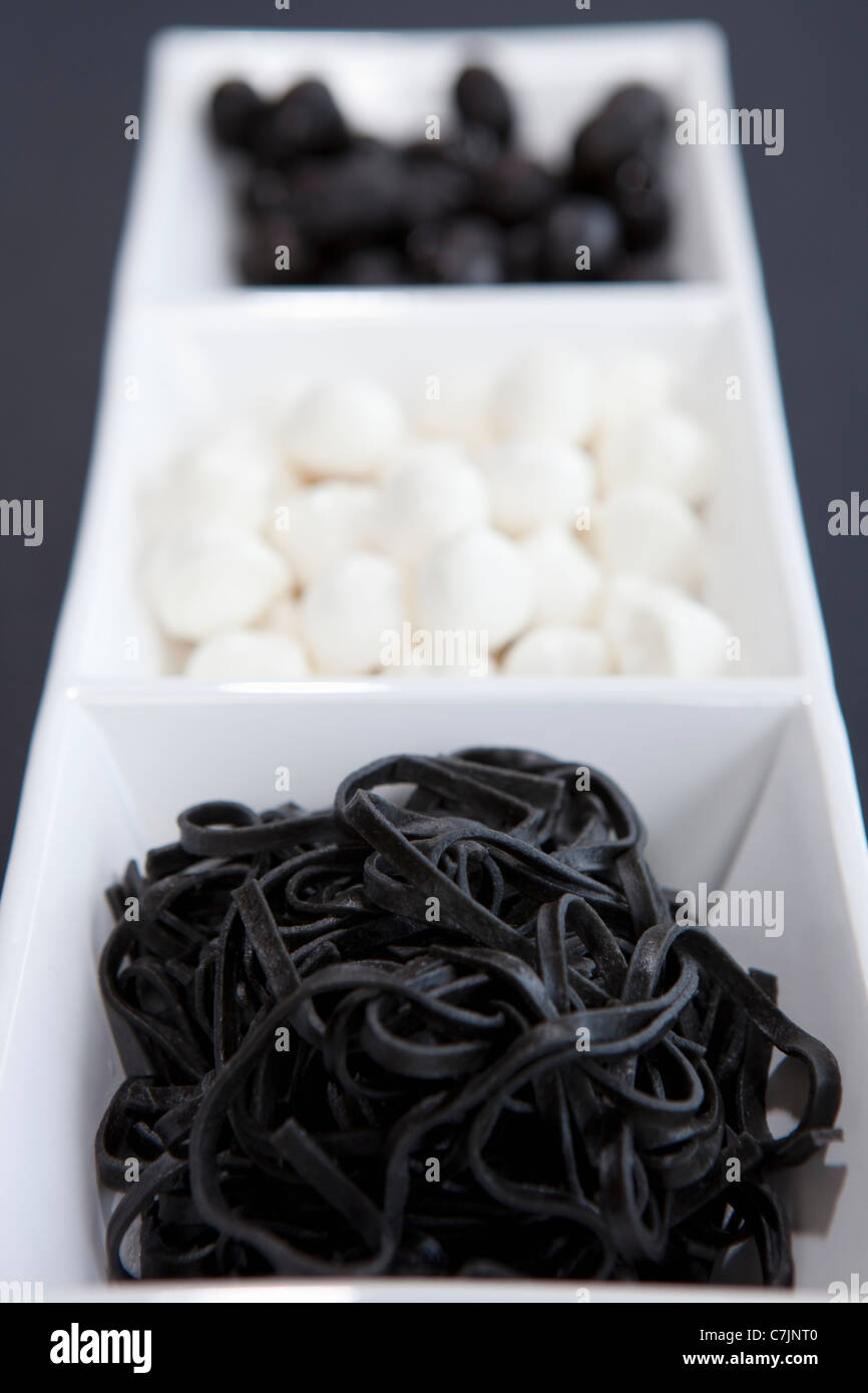 In bianco e nero di caramelle nel piatto Foto Stock