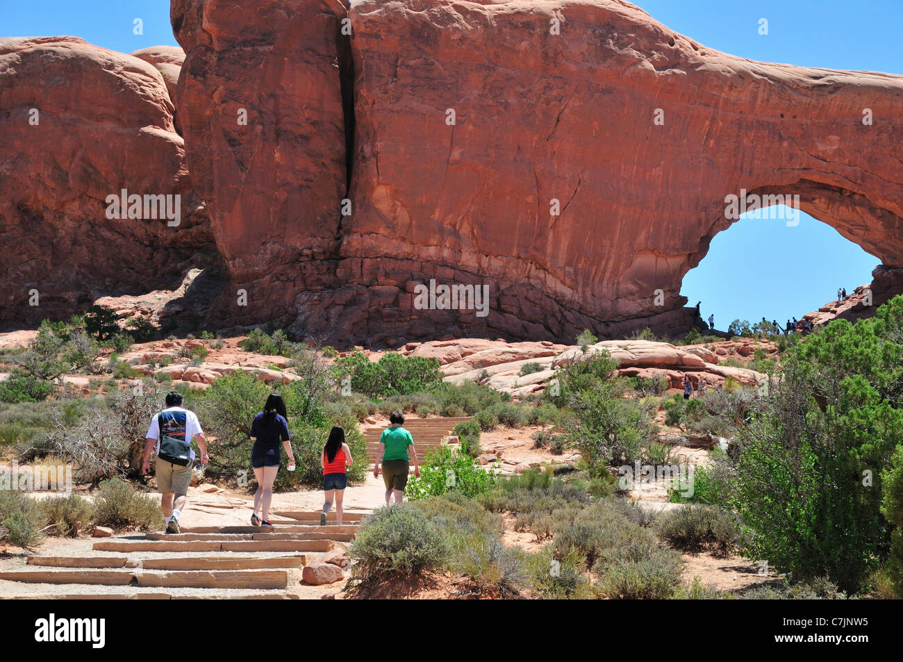 Gli escursionisti sul sentiero alla finestra del nord nel Parco Nazionale di Arches Foto Stock