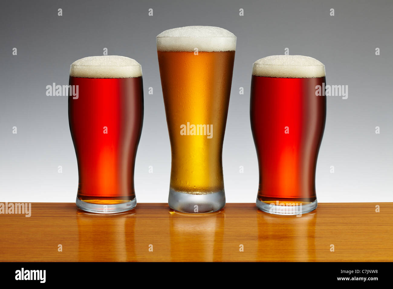 Due pinte di birra e una pinta di birra lager Foto Stock