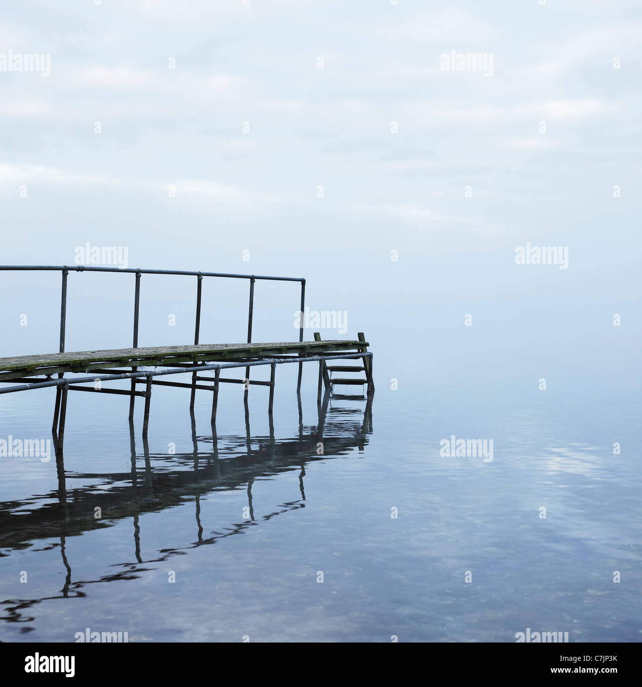 Ponte in legno sul lago ancora Foto Stock