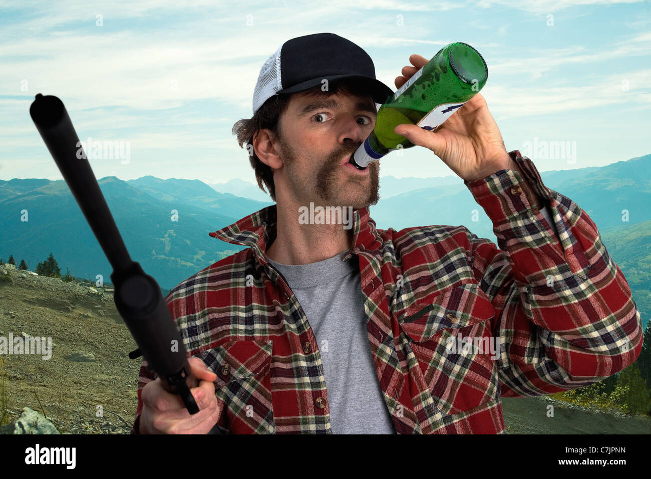 Uomo con pistola automatica a bere birra Foto Stock