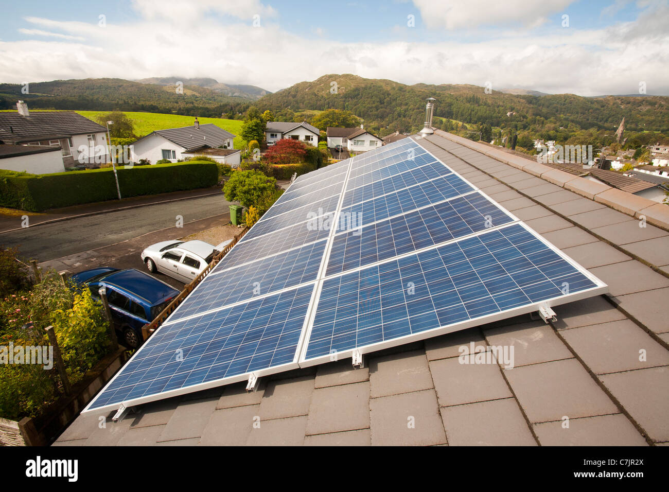 Energia solare fotovoltaica in pannelli su un tetto di casa a Ambleside, Cumbria, Regno Unito. Foto Stock