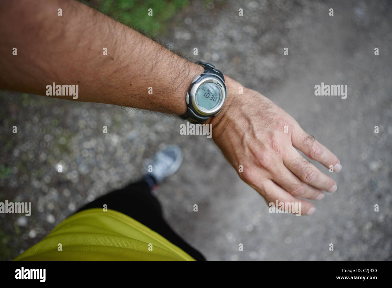 Runner controllando il suo orologio Foto Stock