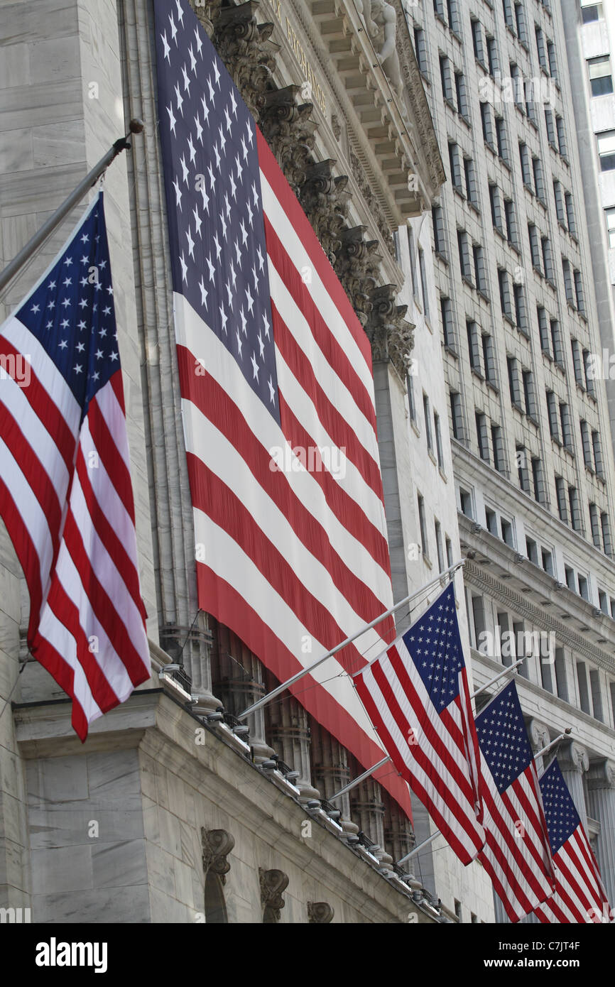 Più flag al di fuori del NYSE, New York, Stati Uniti d'America Foto Stock