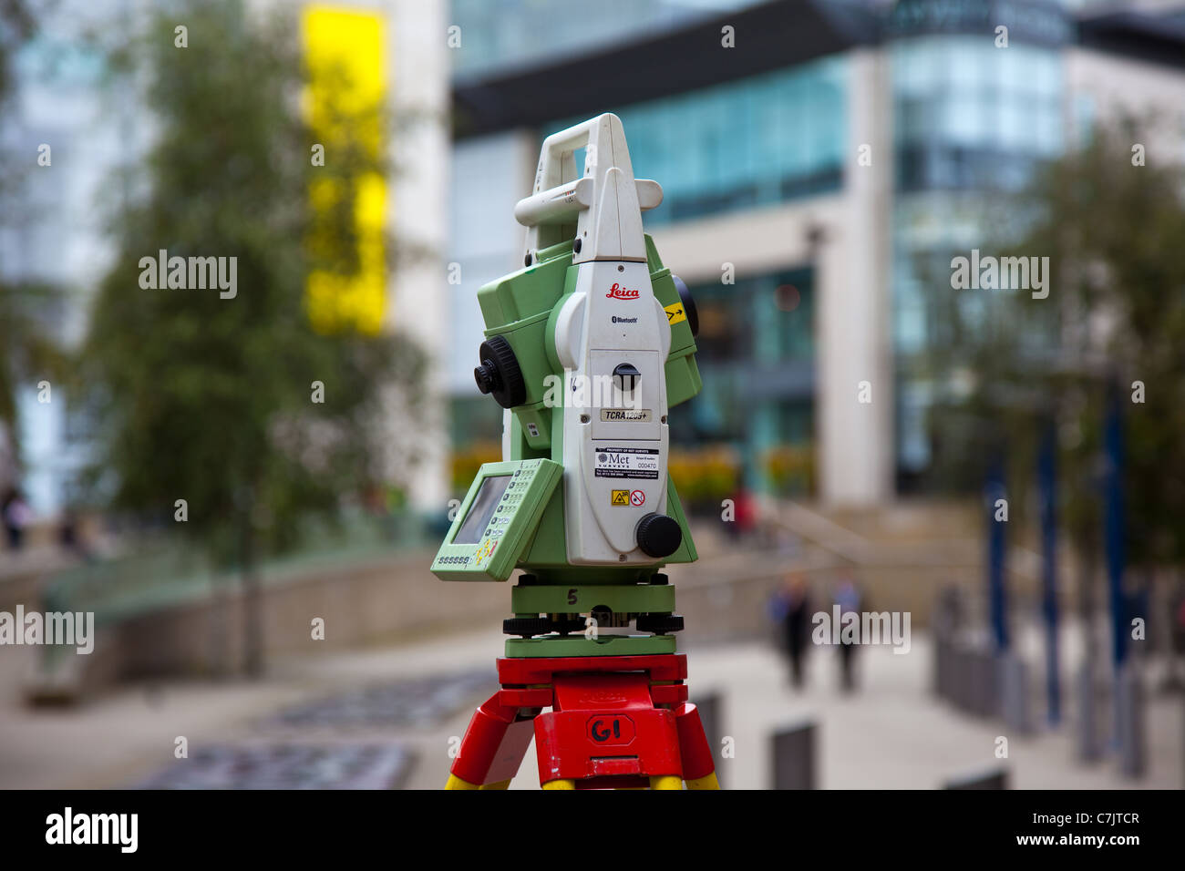 Teodolite Laser una Leica TCRA1205 la misurazione ad alta precisione nella città di Manchester, Lancashire, Regno Unito Foto Stock