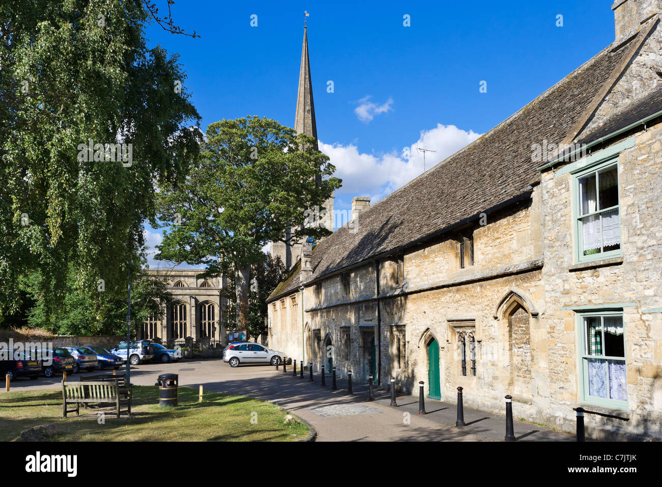 Vista in direzione di San Giovanni Battista chiesa parrocchiale sulla Chiesa in corsia Cotswold città di Burford, Oxfordshire, England, Regno Unito Foto Stock