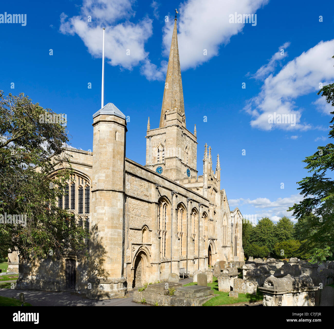San Giovanni Battista chiesa parrocchiale nel Cotswold città di Burford, Oxfordshire, England, Regno Unito Foto Stock