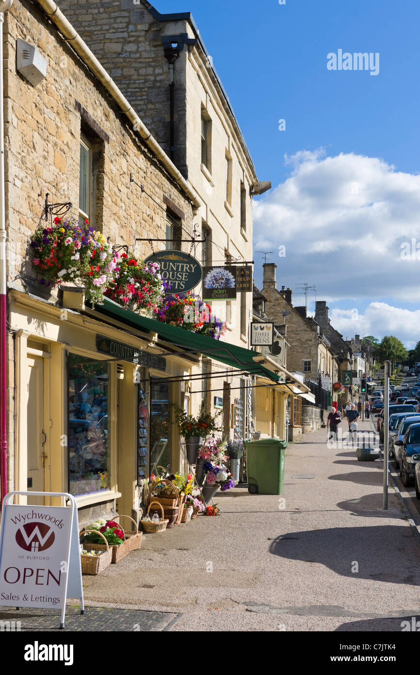 I negozi sulla strada principale del Cotswold città di Burford, Oxfordshire, England, Regno Unito Foto Stock