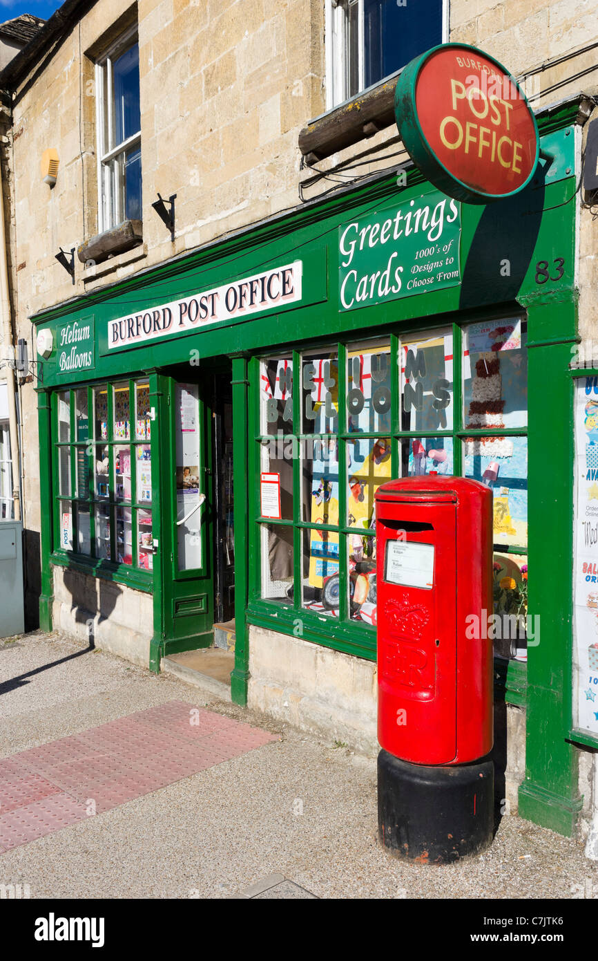 Village post office sulla strada principale del Cotswold città di Burford, Oxfordshire, England, Regno Unito Foto Stock