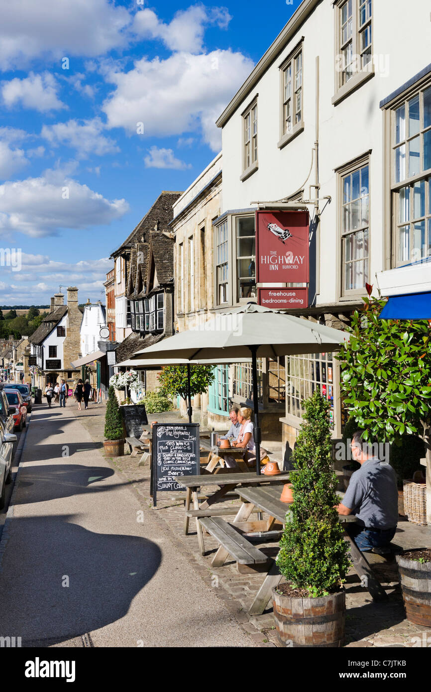 Pub sulla High Street in Cotswold città di Burford, Oxfordshire, England, Regno Unito Foto Stock