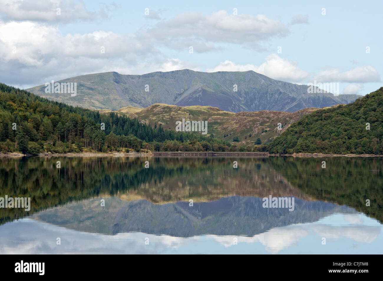 Un perfetto riflesso in Thirlmere nel distretto del lago, Cumbria, Inghilterra Foto Stock