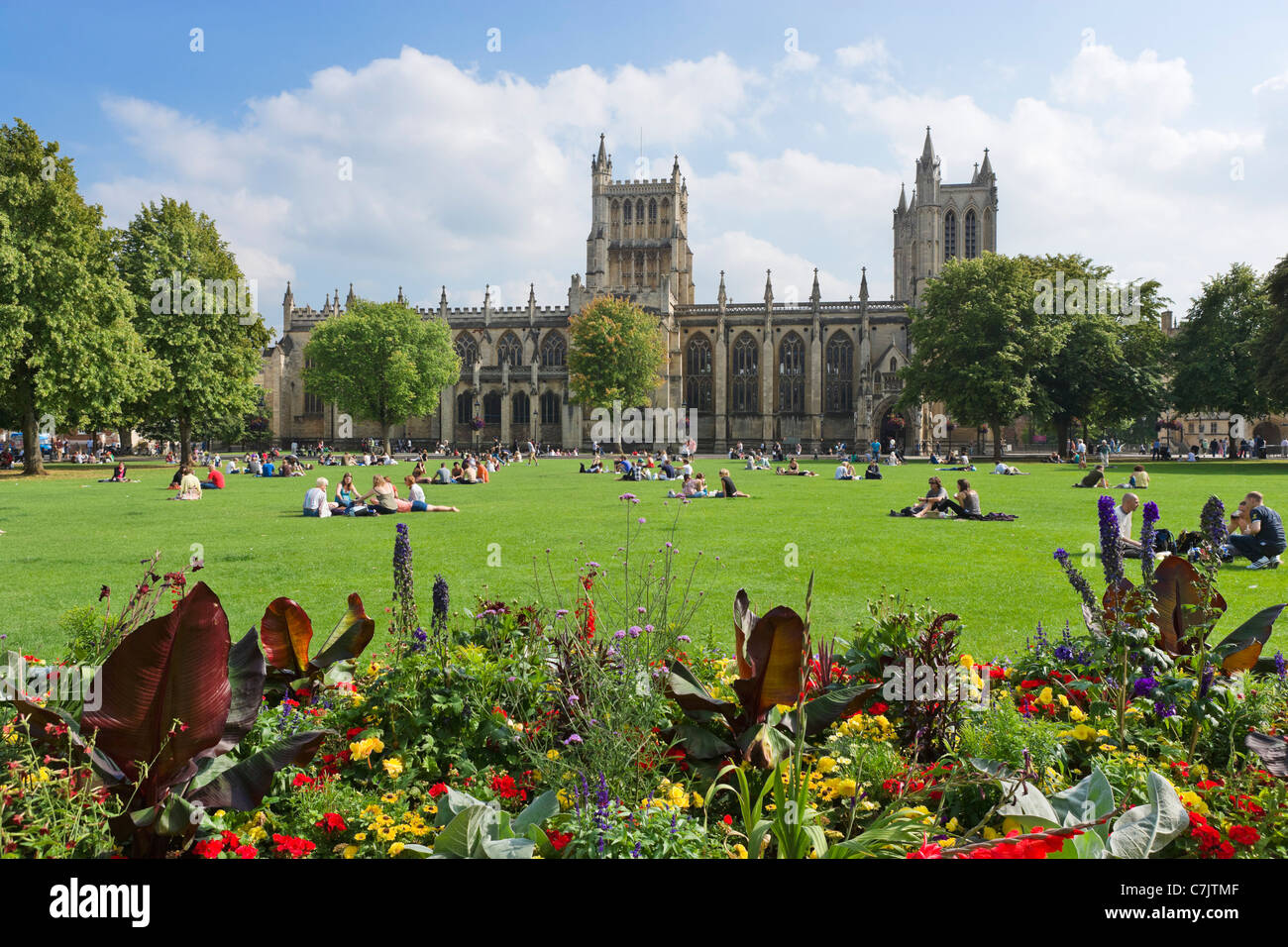 College Green di fronte alla Cattedrale e nel centro della città di Bristol, Avon, Regno Unito Foto Stock